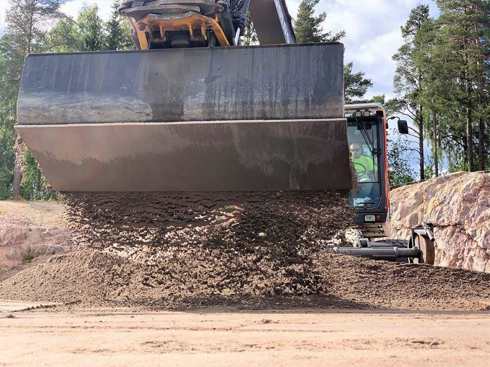 Jyrki Saukko Oy:n Volvo kuormaamassa soraa