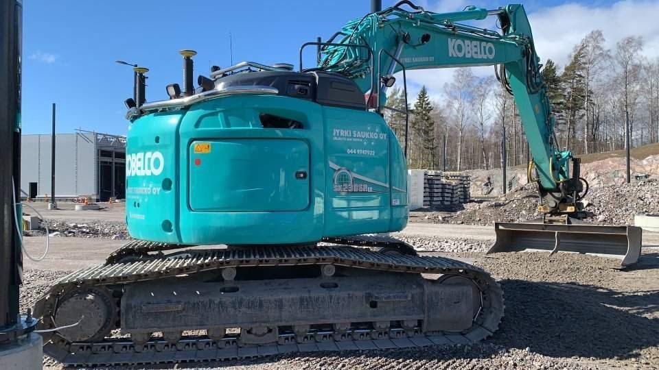 Jyrki Saukko Oy:n Kobelco-kaivinkone työmaalla