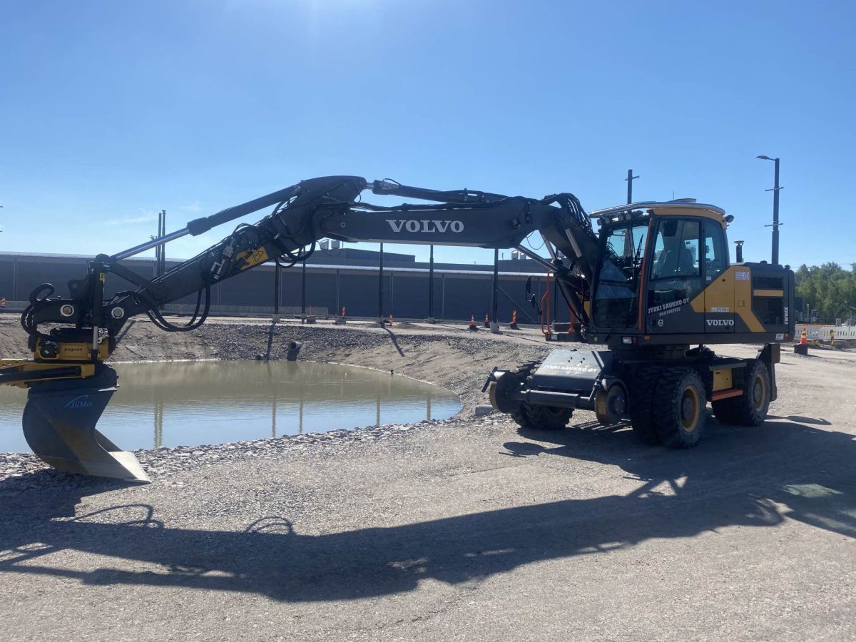 Maanrakennus — Jyrki Saukko Oy:n Volvo-kaivinkone