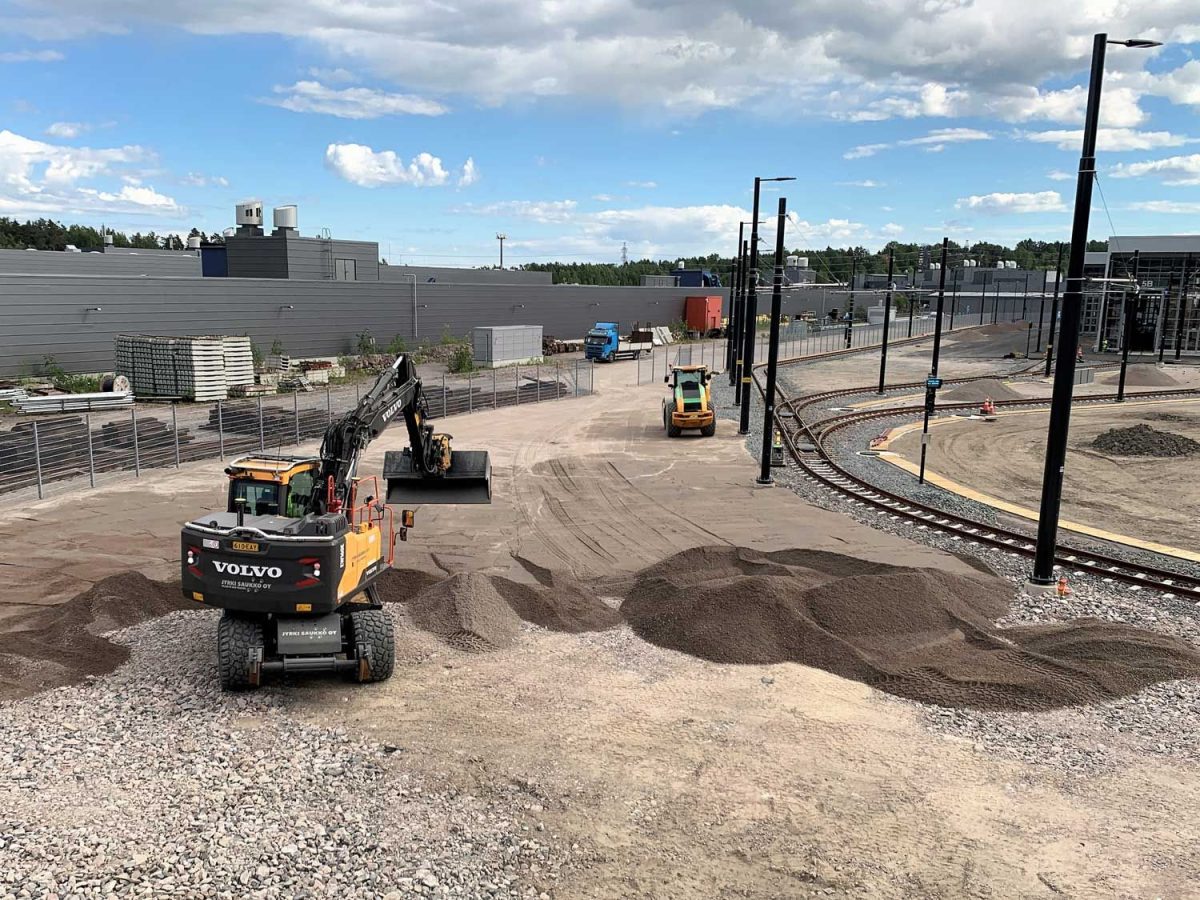 Ratarakentaminen — Volvo-kaivinkone rata-alueella