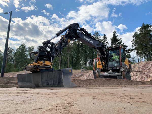 Volvo-kaivinkone soramontulla