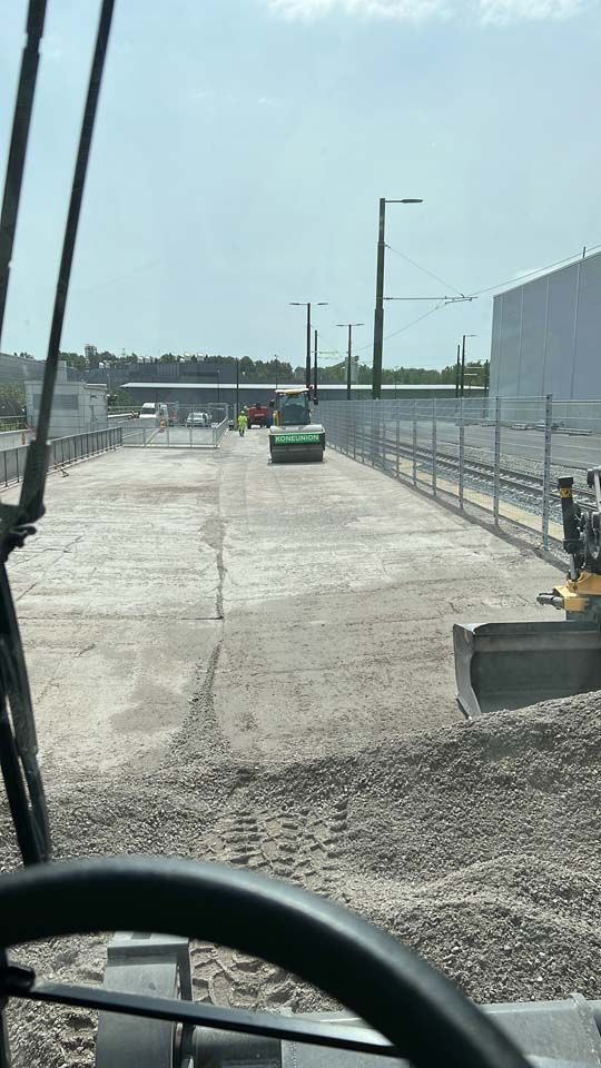 Työmaa kaivinkoneen ohjaamosta