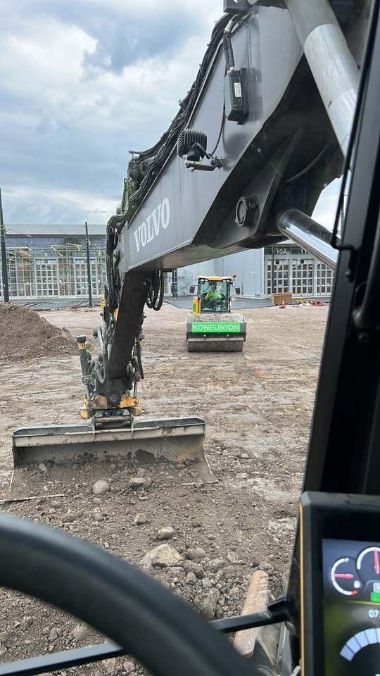 Maanrakennustyömaa — kaivinkone ja jyrä