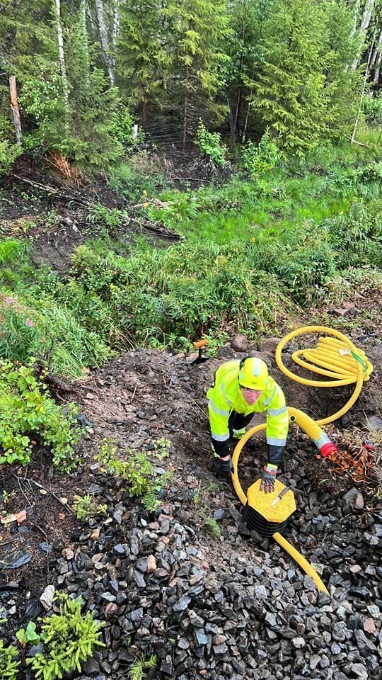 Kaapeli- ja putkityötä metsäkohteessa