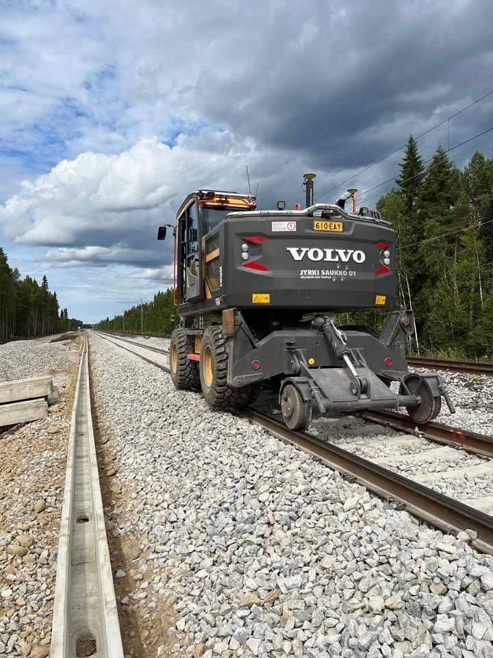 Ratarakentaminen — Jyrki Saukko Oy:n Volvo kiskopyörillä