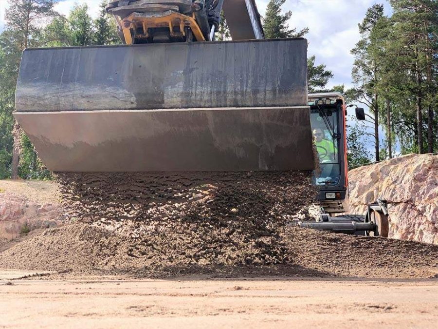 Maanrakennus — Volvo kuormaamassa soraa